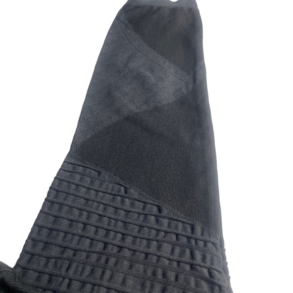 Spanx Medium Black Leggings‎ Textured Leg Pattern - Picture 2 of 9